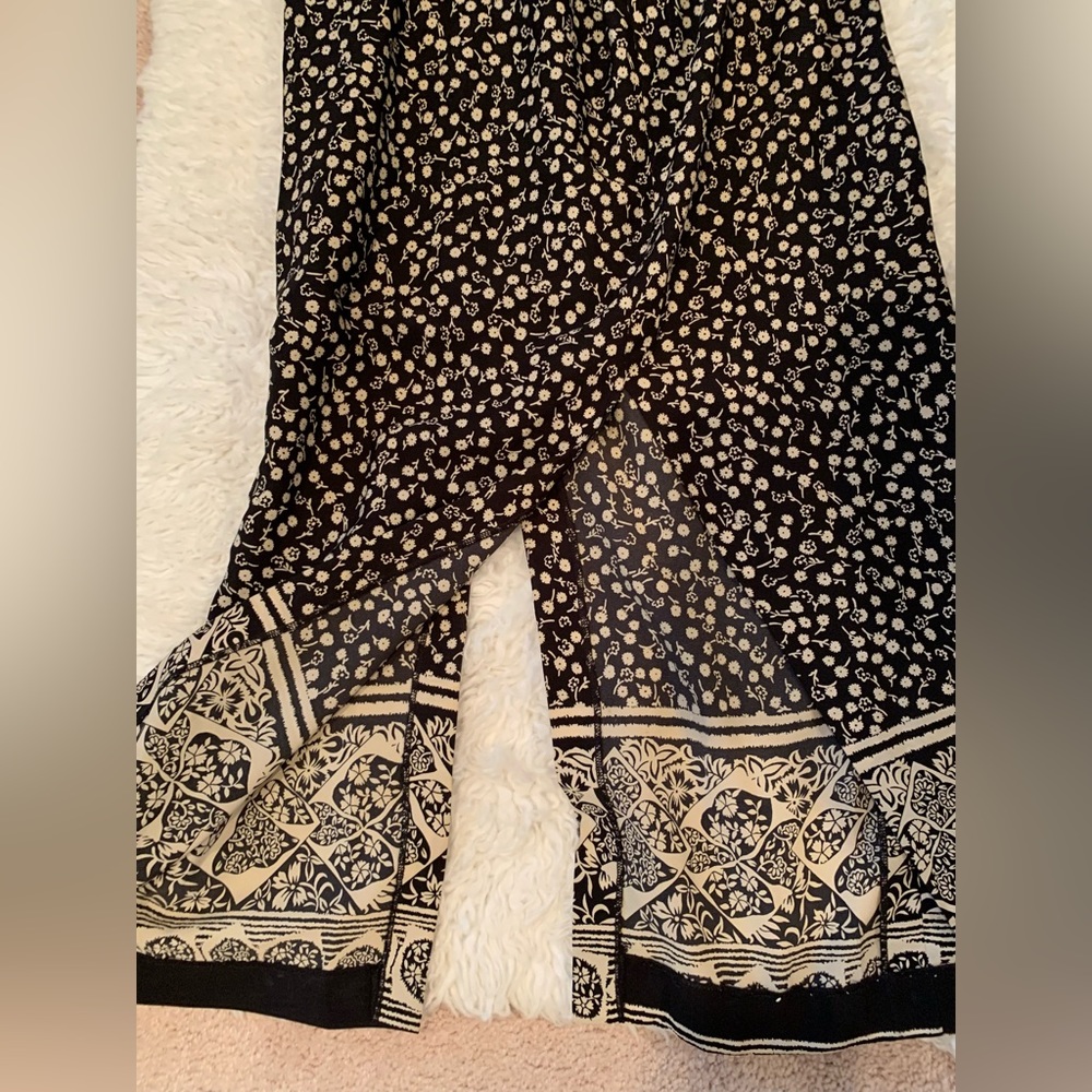 Reeve sexy classic skirt with high slits on each side Perfect for casual wear